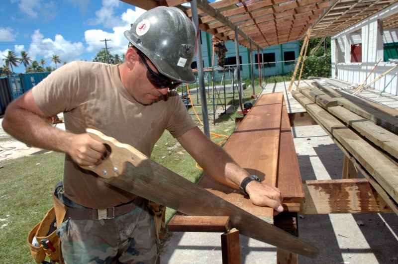 ebeniste-TOUDON-min_worker_construction_building_carpenter_male_job_build_helmet-893290